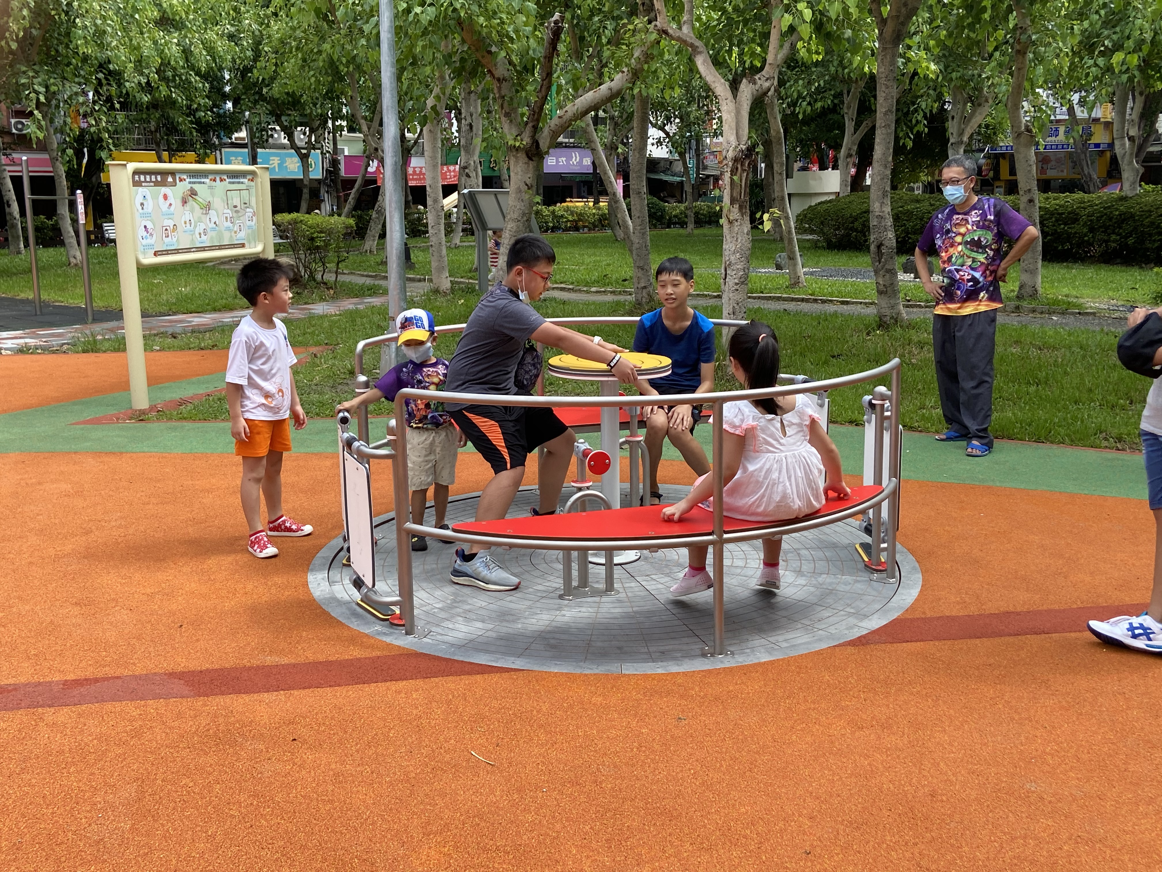 大智公園設置刺激的水管溜索、水管蹺蹺板、共融轉盤等遊具，讓大小朋友玩到不想回家。